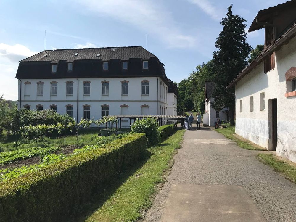 Gemüsebeete und Weg am Missionshaus