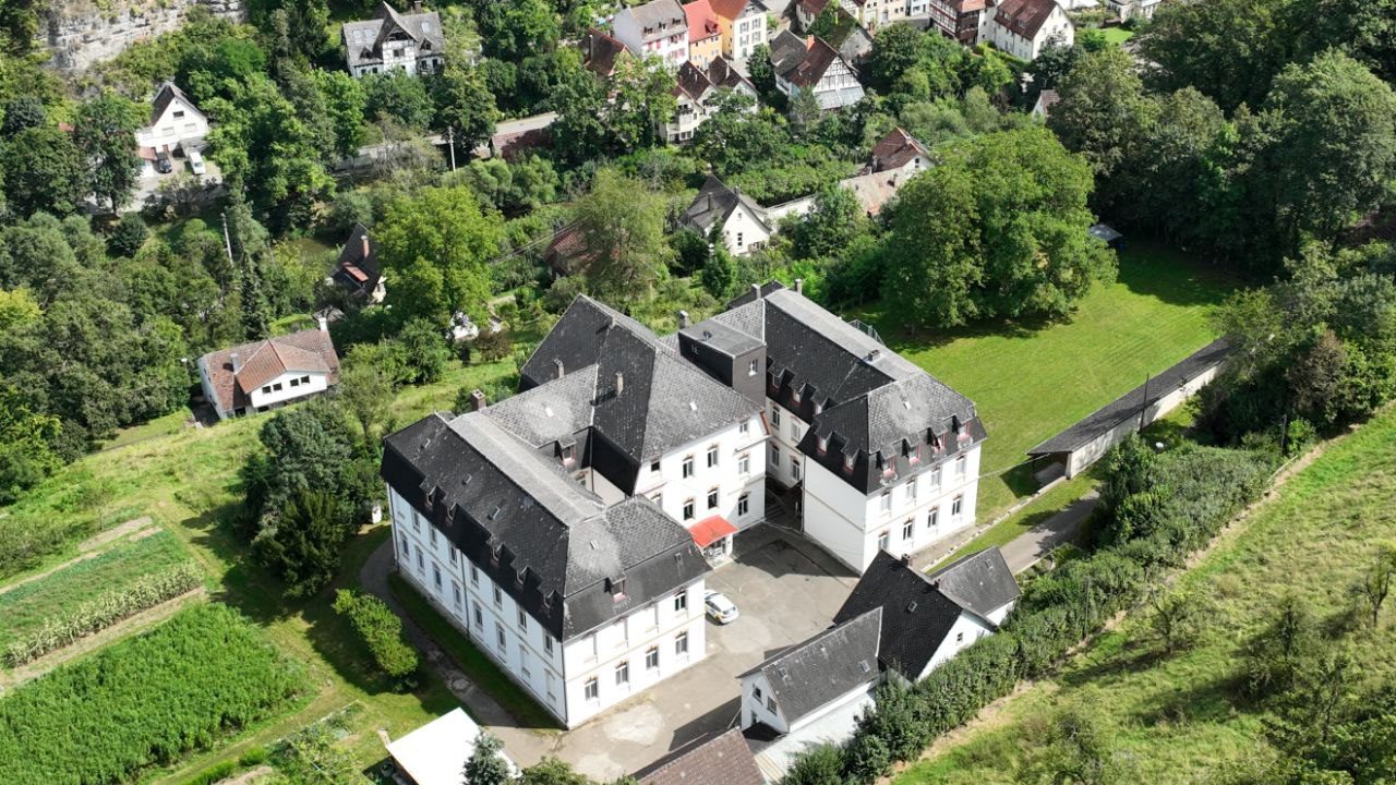 Das Missionshaus von oben, eingebettet zwischen Gärten und Häusern von Haigerloch