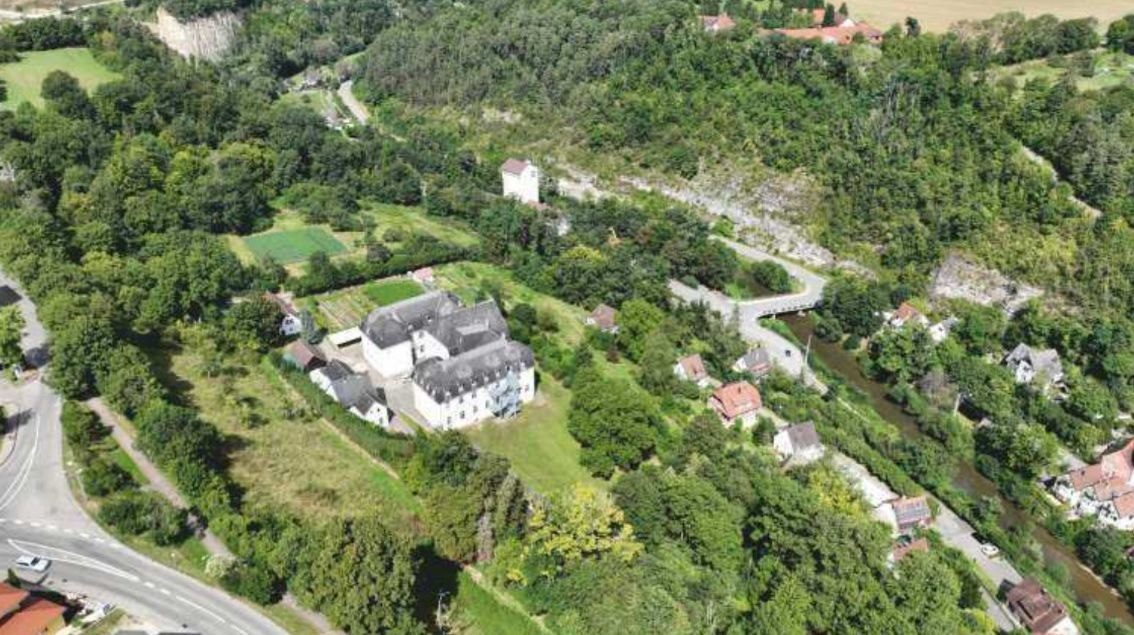 Luftaufnahme: das Missionshaus mit seinen Gärten am Rand von Haigerloch