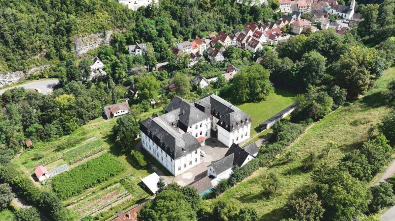 Luftbild: das Missionshaus mit Gärten am Hang über Haigerloch