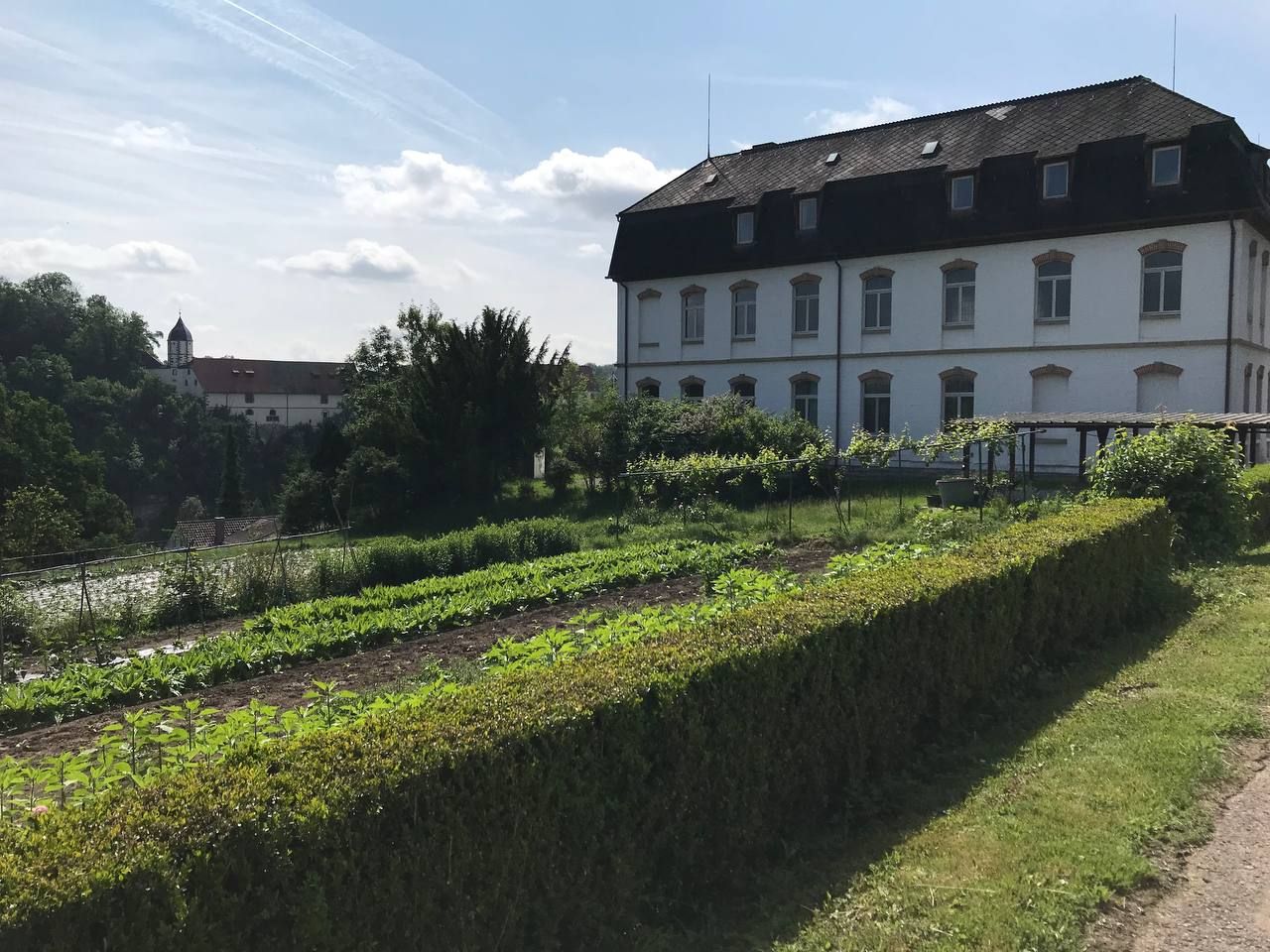 Das Missionshaus hinter dem Gemüsegarten